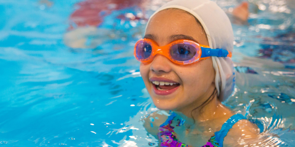 A child swimming in a swimming lesson
